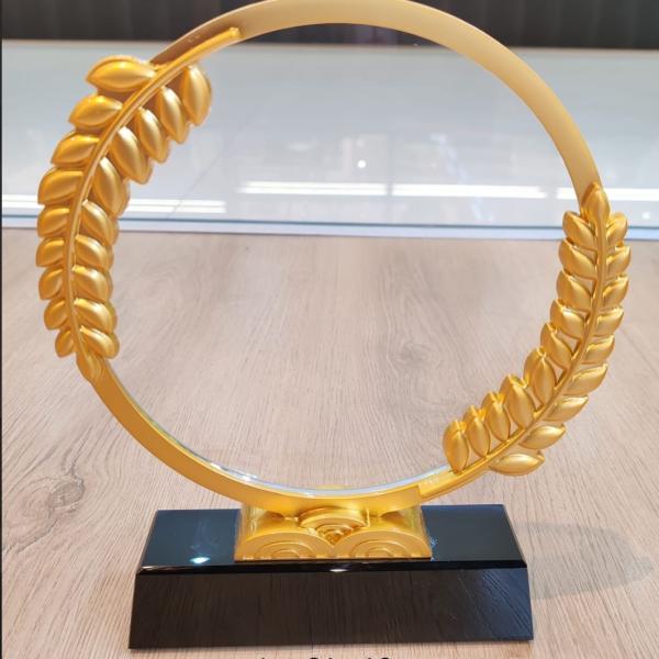 Radiant Golden Laurels Circular Trophy: Elegant Recognition Award